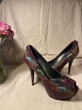 Stuart Weizmann Peep Toe High Heels in Burgundy Multicolor Snakeskin